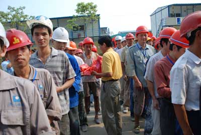 奋战高温 情系工地—经开区管委会领导为中环城项目建筑工人送清凉