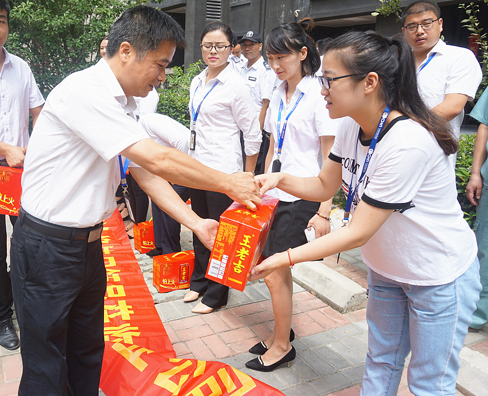 中环控股集团工会夏日送清凉在行动 集团党委书记葛成忠一行亲切慰问一线员工