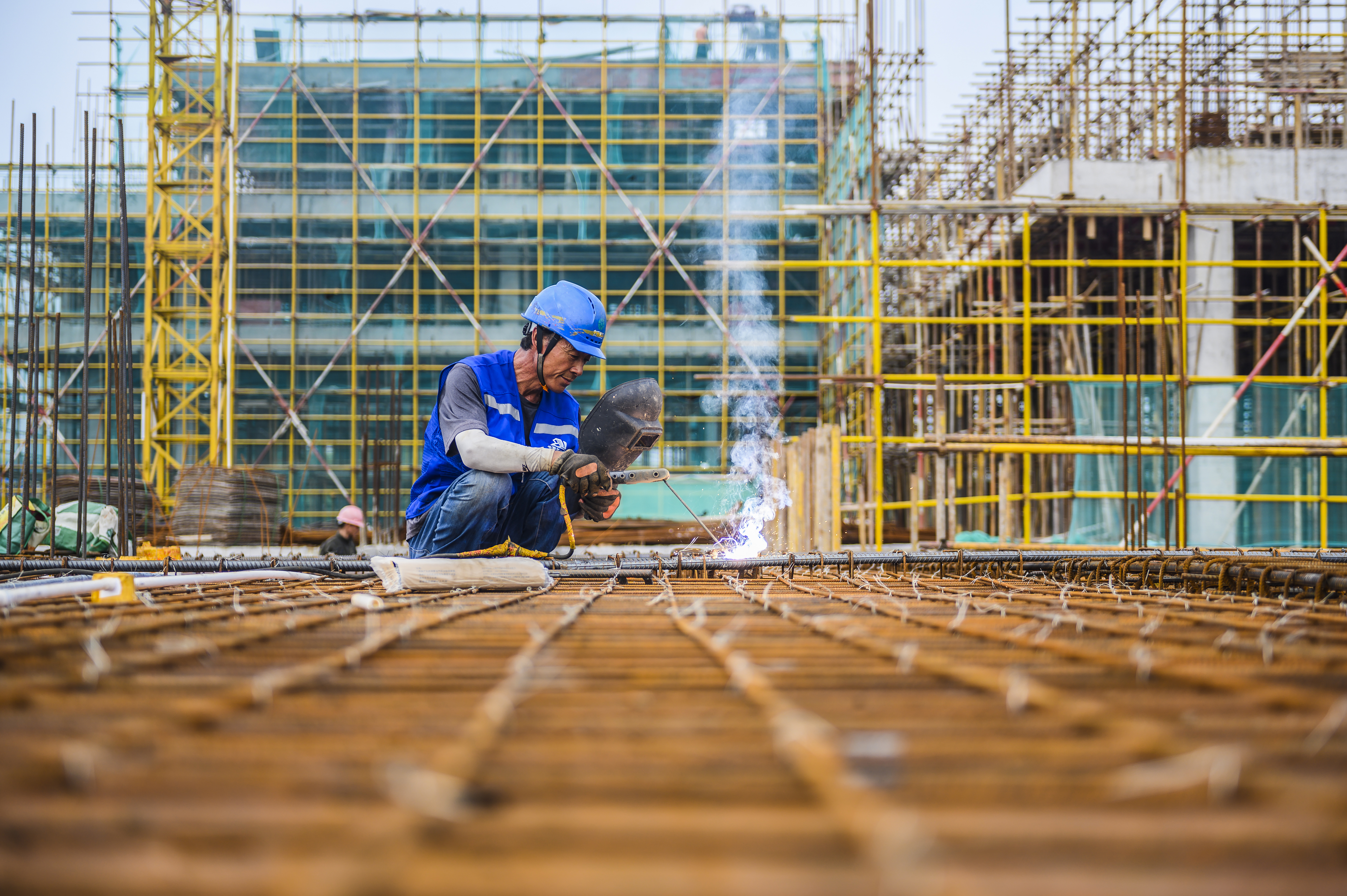 #城市建设者背后的故事之三#高温电焊双重“烤”验